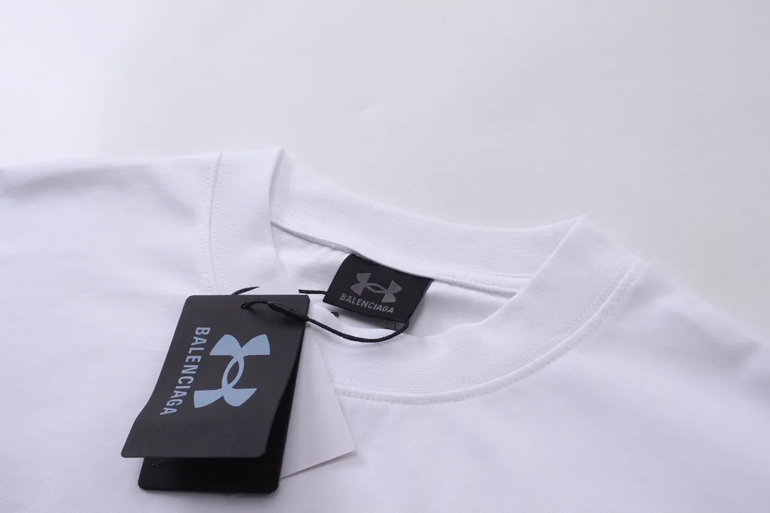 【 . Quality】BALENCI*GA/ Under Armour T # SS 24 New Arrival。 ， 。 。 ZP 。 260 ， . ， 。 。Classic LOGO ， ， ， 。 . 。 OS . Same Style ：BL 223372 ：Black，Red，White Size：XS S M L